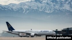 Самолет Air Astana в аэропорту Астаны.