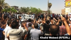 متظاهرون في بغداد يطالبون بتحسين واقع الخدمات