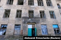 Разрушенная в 2014 году школа в Горловке