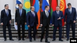 Russia -- Paricipants pose for a picture during the Eurasian Intergovernmental Council meeting at the Gorki residence outside Moscow, April 13, 2016