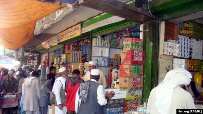 آرشیف، باشنده‌گان شهر کابل حین خرید مواد غذایی در مندوی