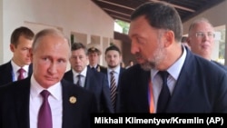 Rusiya prezidenti Vladimir Putin (solda) və maqnat Deripaska Vyetnamda keçirilən APEC sammitində