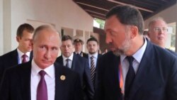 Президент Росії Володимир Путін (л) і металургійний магнат Олег Дерипаска (п) розмовляють під час конференції у В’єтнамі, листопад 2017 року