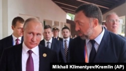 Президент РФ Владимир Путин с российским магнатом Олегом Дерипаской
