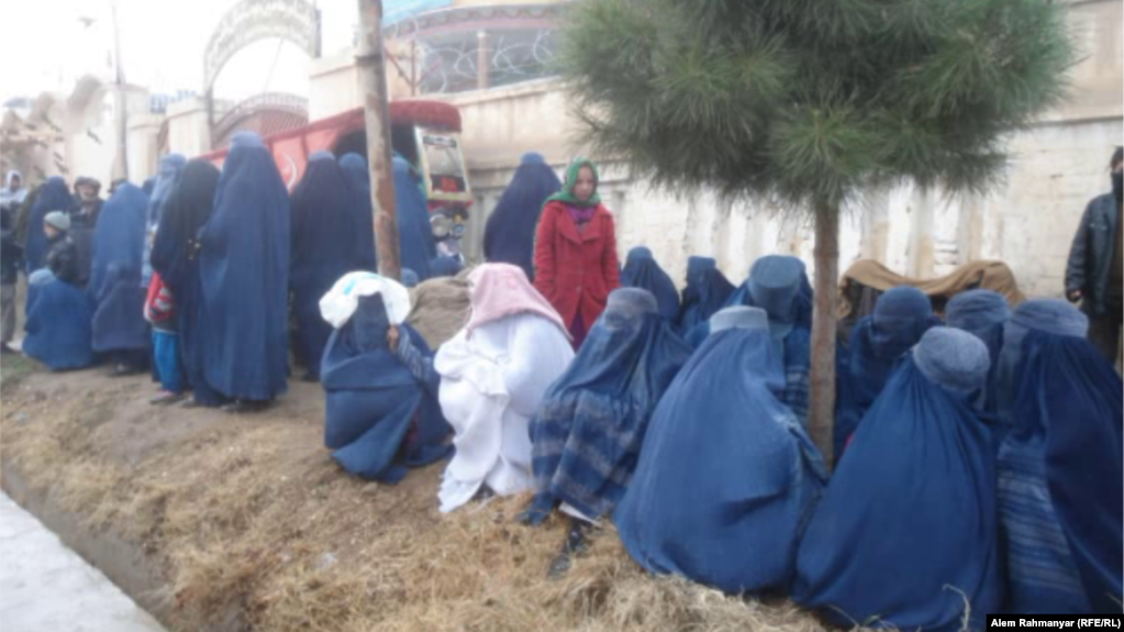 Displaced women from the Darzab and Qush-Teppa districts wait for assistance in Sheberghan.