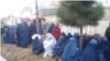Gratë presin për ndihma në qendrën në Sheberghan