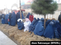 Displaced women from Darzab and Qush-Teppa wait for assistance in Sheberghan