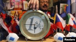 Брюссель. Поблизу штабквартири ЄС у дні саміту продають сувеніри у вигляді євро. 8 грудня 2011 року