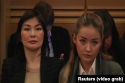 Алма Шалабаева, жена Мухтара Аблязова, с дочерью Мадиной Аблязовой на суде во Франции. 9 января 2014 года.