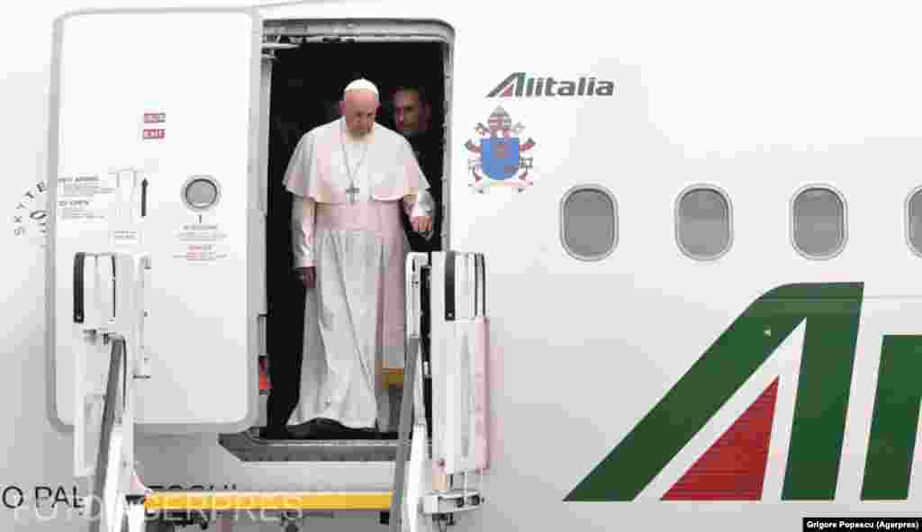 Papa Francisc a aterizat, vineri, pe 31 mai, pe Aeroportul Henri Coandă puțin după ora 11, fiind întâmpinat de președintele Klaus Iohannis și de soția sa, Carmen, precum și de reprezentanți ai bisericilor Catolice, Greco-Catolice și Ortodoxe.&nbsp;&nbsp;