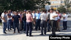 НСС компаниясы жұмысшылары сот ғимараты алдында тұр. Маңғыстау облысы, 8 қыркүйек 2016 жыл.