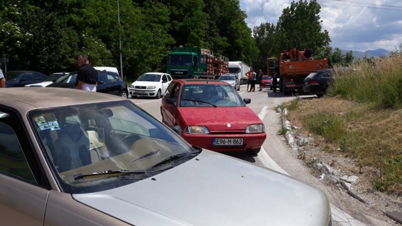 Građani Drvara i Bosanskog Grahova blokirali saobraćaj zbog sumnjivog otpada iz Italije
