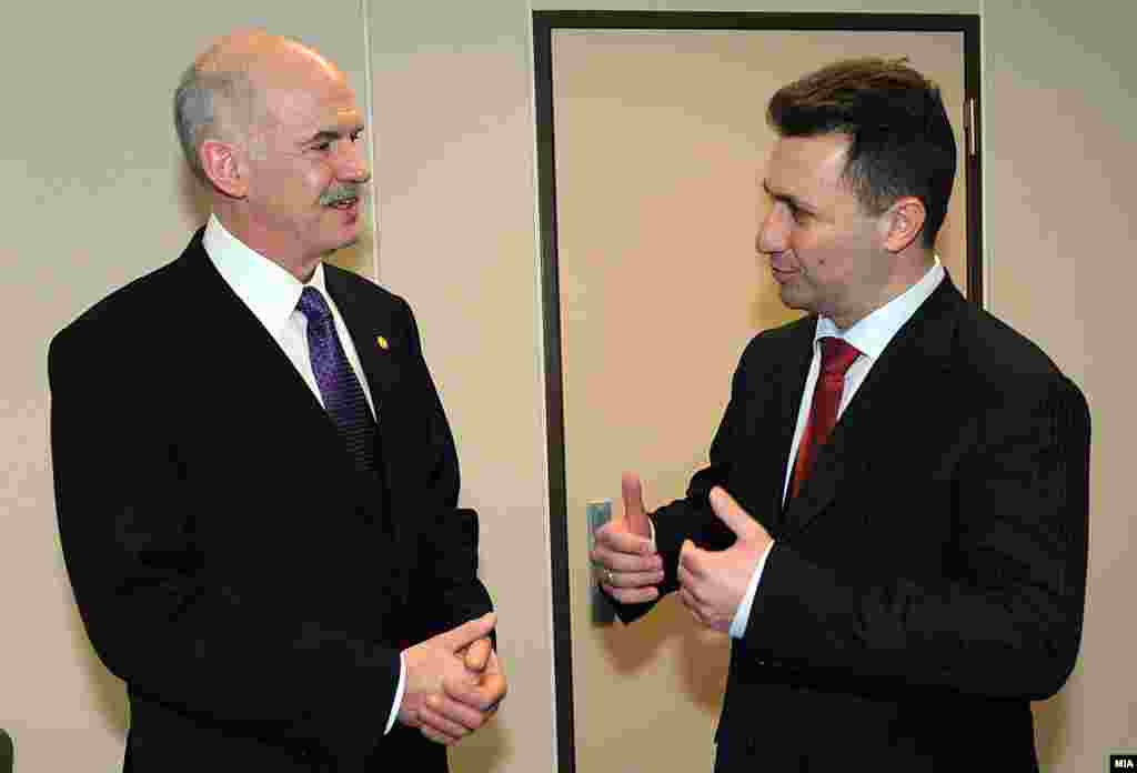 Разговор „од нога“ пред средбата - Премиерите на Македонија и Грција Никола Груевски и Јоргос Папанреду на средба во Брисел