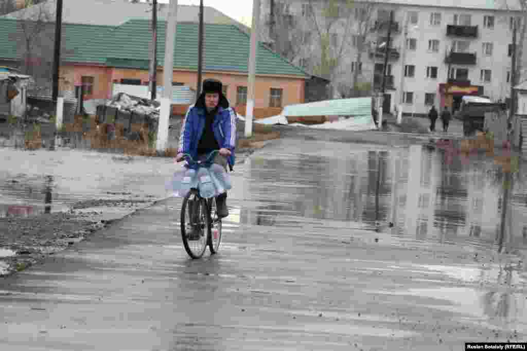 Местный житель везет емкости с питьевой водой на велосипеде.