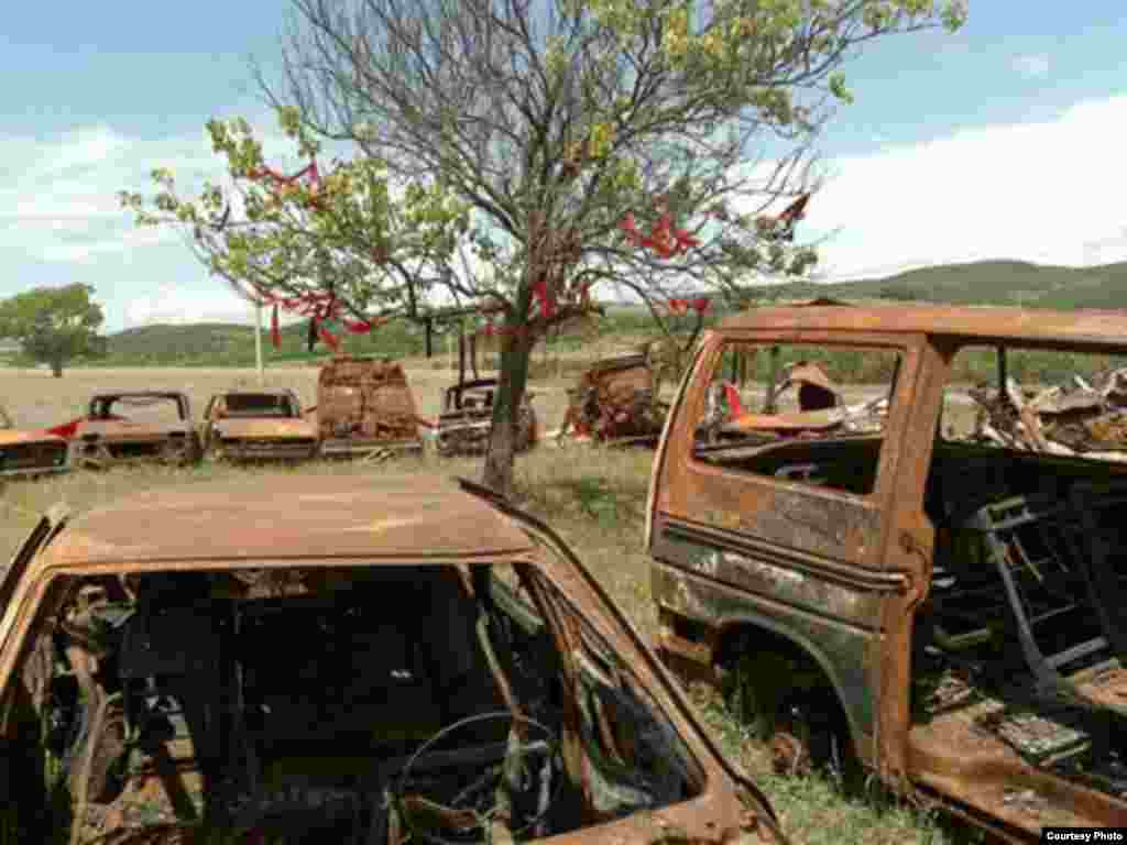 Машины, сгоревшие во время августовской войны 2008 года в Цхинвали (фото репортера “Млада Фронта Днесь” Томаша Полацека)