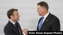Șeful statului francez, Emmanuel Macron, întâmpinat de președintele Klaus Iohannis, înaintea Summitului informal al UE de la Sibiu