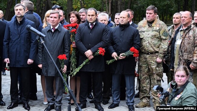 Помощник президента России Владислав Сурков (слева) на открытии памятника «героям Донбасса»