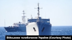 Разведывательный корабль «Приазовье» проекта «864» ЧФ России (на заднем плане), архивное фото