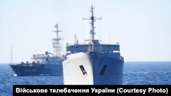 Разведывательный корабль «Приазовье» проекта «864» ЧФ России, во время спецоперации ВМС Украины в Азовском море (на заднем плане)