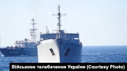 Розвідувальний корабель «Приазов’я» проекту «864» ЧФ Росії під час спецоперації Військово-морських сил України в Азовському морі (на задньому плані) 