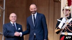 Эдуард Филипп (справа) улыбается после своего назначения новым премьер-министром Франции. Париж, 15 мая 2017 года.