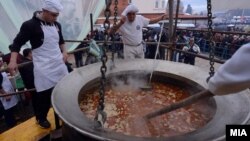 Охрид со над 3 тони рибја чорба го собори Гинисовиот рекорд.