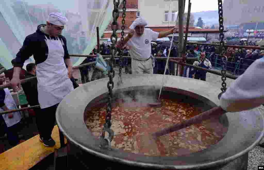 Cooks in the Macedonian city of Ohrid attempted to enter the Guinness Book of World Records by cooking 3 tons and 300 kilograms of fish stew. The stew was cooked by teachers and students of the catering school Vanco Pitoseski. (MIA)