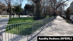 Зачинений вхід до парку в столиці Азербайджану Баку