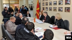 Претседателот Ѓорге Иванов на средба со граѓани во Народната канцеларија во Скопје.