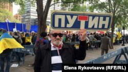 Борис Кузнецов принимает участие в акции протеста во время выступления Владимира Путина в ООН