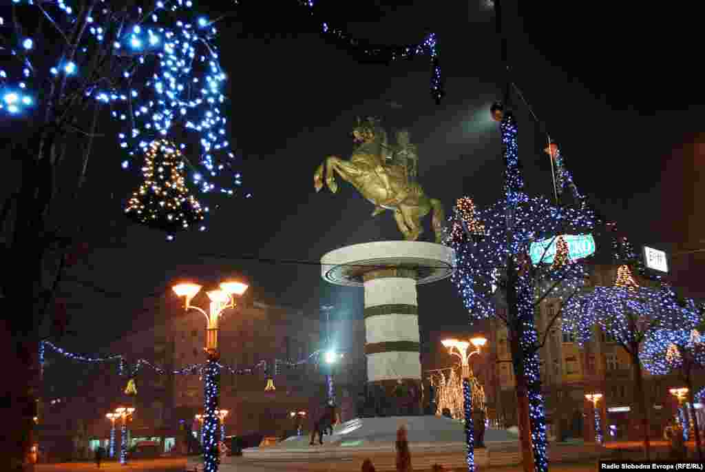 Плоштадот Македонија со најскапиот украс - Воинот на коњ