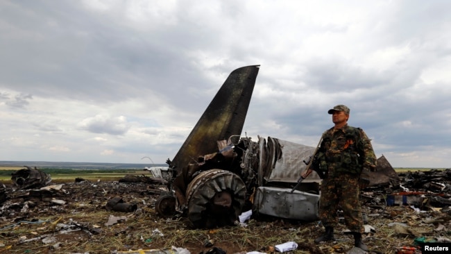 Уламки збитого літака ЗСУ Іл-76 піл Луганським аеропортом, 14 червня 2014 року