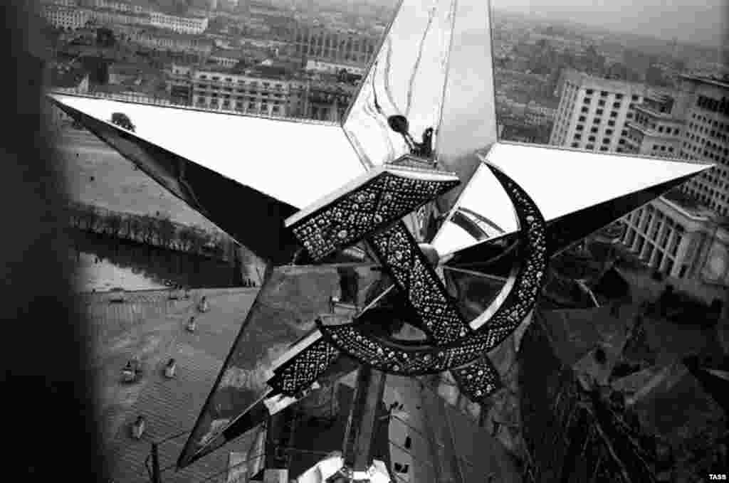 The stars, plated with a total 67 kilograms of gold, were heaved into place with specially-built cranes, but within months the blinged-out emblems began to spoil in Moscow&rsquo;s freezing, factory-blighted air.