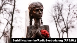 Пам'ятник жертвам Голодомору-геноциду в Україні 1932–1933 років. Київ, 25 листопада 2017 року