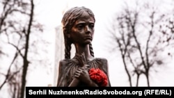 Памятник жертвам Голодомора в Украине.