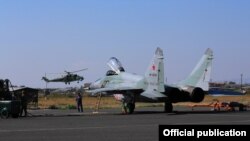Российский военный самолет взлетает с аэродрома Эребуни в Армении. 