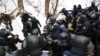 Поліція: близько 30 людей доставили до управлінь через сутички біля суду в Києві