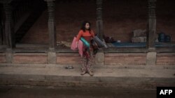 Девушка, спасшаяся после землетрясения в Непале 