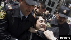 Polis aksiya iştirakçısını saxlayır, 30 aprel 2010