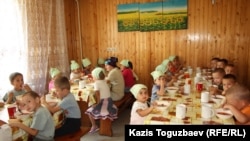 Обед для детей младшей группы детского приюта отца Софрония. Поселок имени Туймебаева Алматинской области, 24 июля 2013 года.