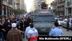 ناشطون متظاهرون أمام عربة لقوات الأمن المصرية في القاهرة
