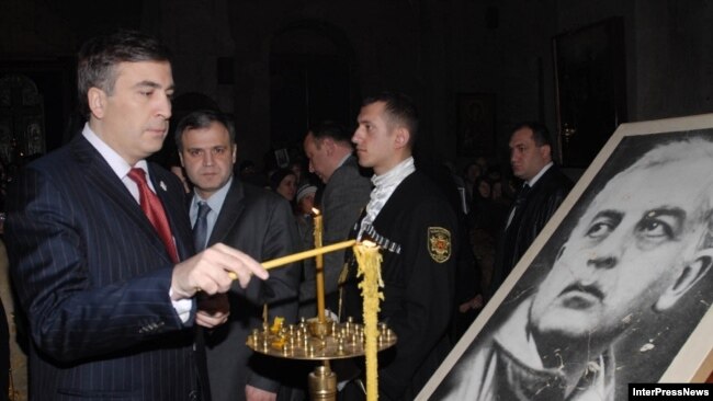 Михаил Саакашвили на богослужении перед перезахоронением Звиада Гамсахурдия, 31 марта 2007 г.