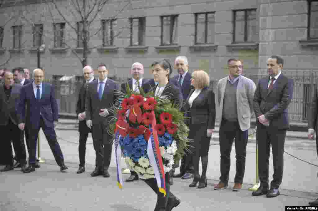 Premijerka Srbije Ana Brnabić sa članovima aktuelne Vlade polaže cveće na mesto ubistva Zorana Đinđića.