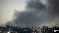 Shtëllunga tymi pas sulmeve ajrore izraelite në Deir al-Zahrani, në jug të Libanit, më 15 prill 2026. 