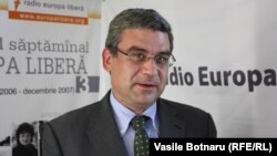 Fostul ministru de externe al României Teodor Baconschi ăn studioul Europei Libere de la Chișinău.