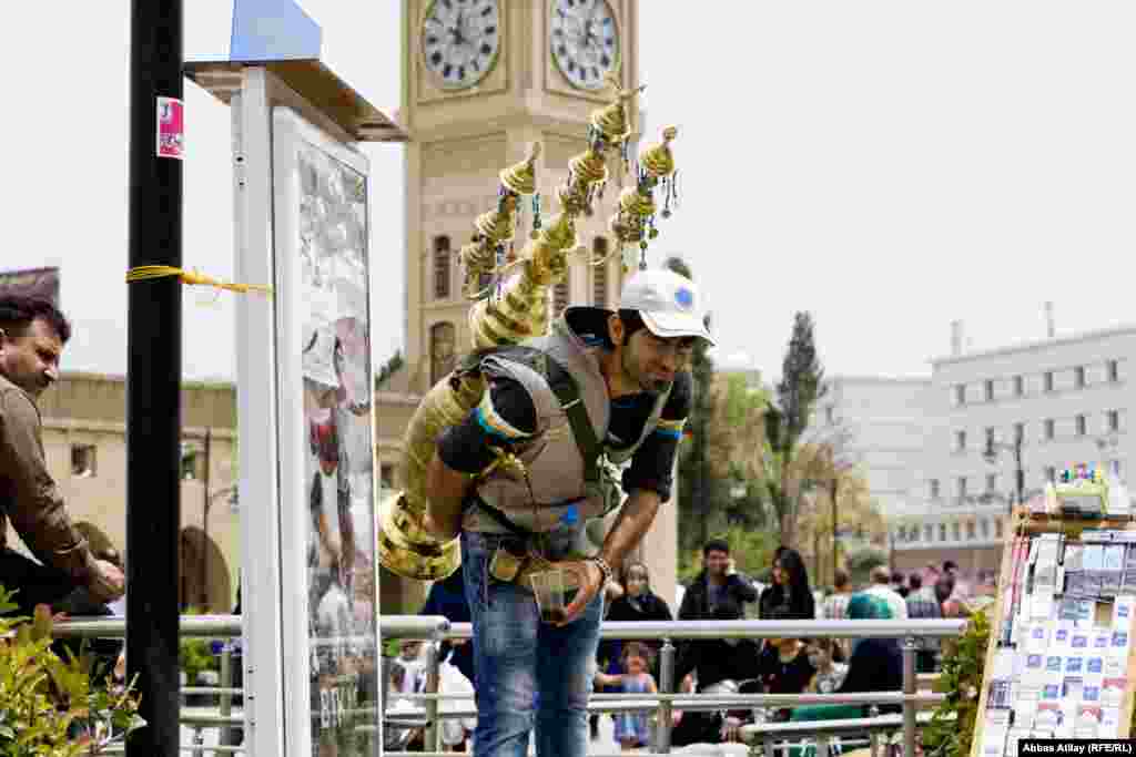 Ərbil şəhərinin mərkəzində şirə suları satan cavan.