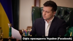 За словами співрозмовників Радіо Свобода, Зеленський вважає, що «Слуга народу» «припинила бути командою» і він «не хоче відкладати проблему в довгий ящик» (особливо, коли за останні три тижні «почав наводити порядок»)