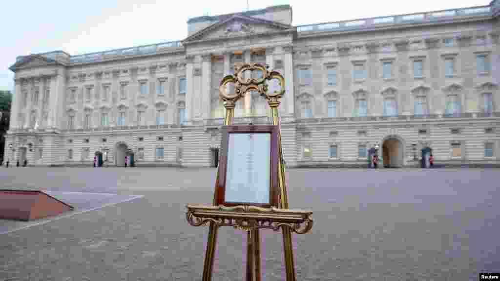 Formalno postavljena vijest o rođenju kraljevske bebe ispred Buckingham palače, Londn, 22. juli 2013. Foto: REUTERS / Neil Hall