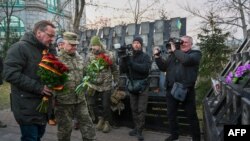 Boris Pistorius német védelmi miniszter és Hennadij Kovalenko ezredes virágokat helyez el a Majdan téri hősök emlékművén, Kijevben 2023. november 21-én