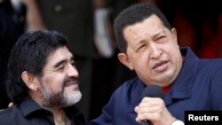 Maradona  Venezuelanın keçmiş prezidenti Hugo Chaveslə 2010-cu ildə 
